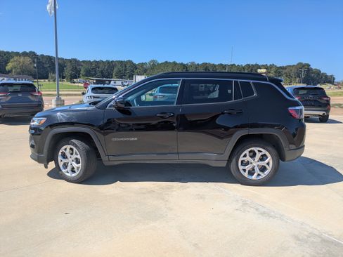 Used 2024 Jeep Compass Latitude image 5