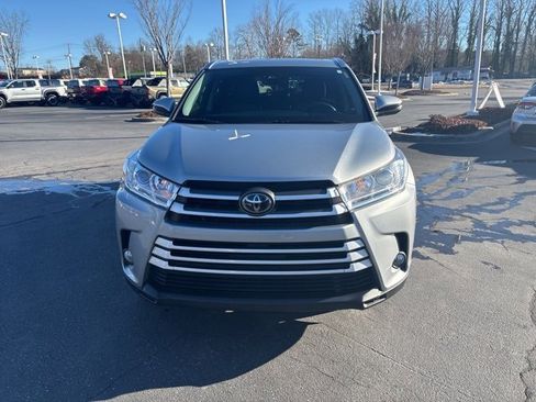 Used 2017 Toyota Highlander XLE image 2
