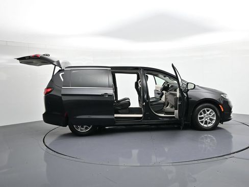 Used 2023 Chrysler Pacifica Touring-L FWD image 30