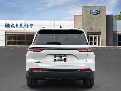 Used 2023 Jeep Grand Cherokee Altitude image 3