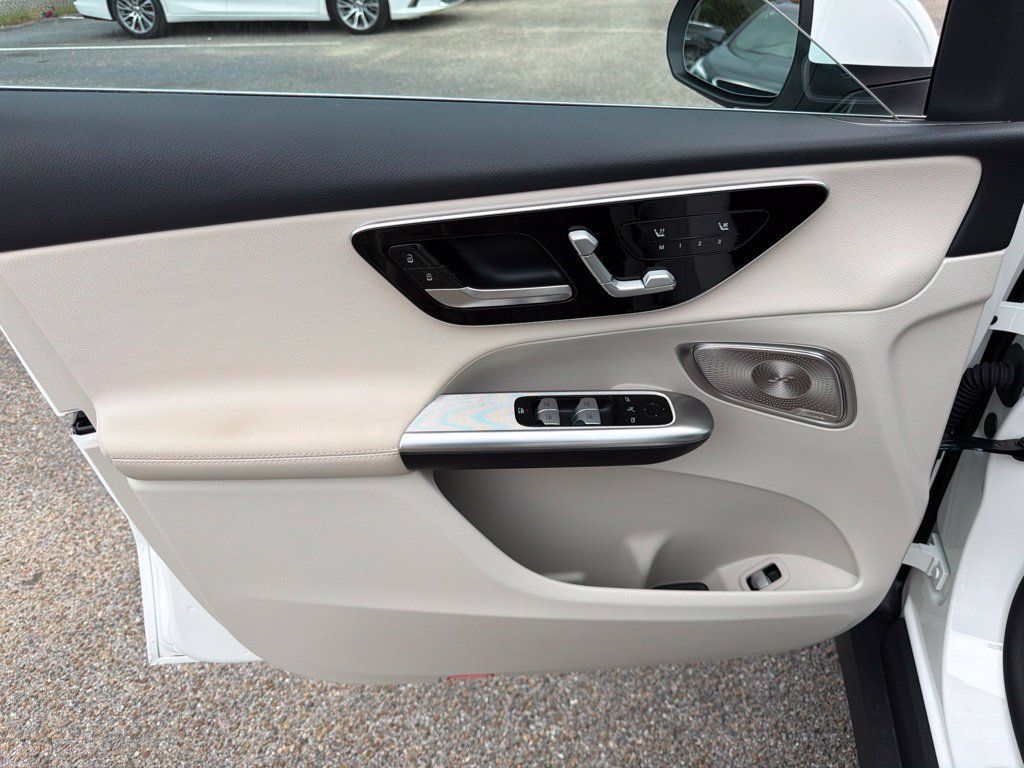Used 2025 Mercedes-Benz GLC 300 image 18