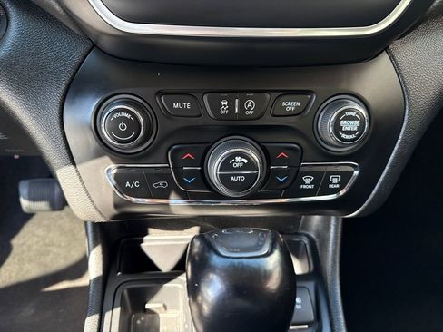 Used 2022 Jeep Cherokee Latitude Lux image 18