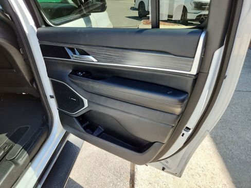 Used 2023 Jeep Wagoneer L Series II AWD/4WD image 24