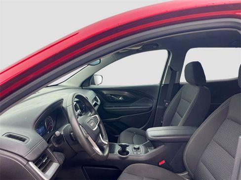 Used 2024 GMC Terrain SLE w/ Driver Convenience Package image 9