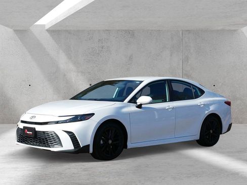 Used 2025 Toyota Camry SE image 6
