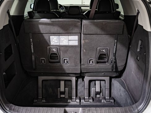 Used 2023 Kia Carnival LX image 16