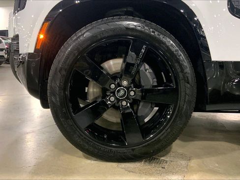 Used 2025 Land Rover Defender 130 X-Dynamic SE image 10