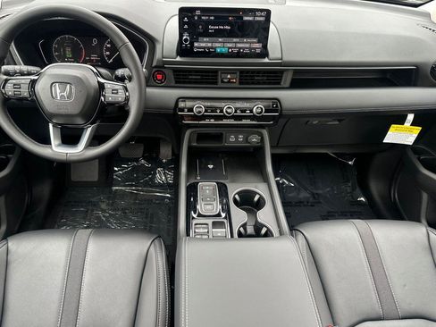 Certified 2025 Honda Pilot Touring image 14