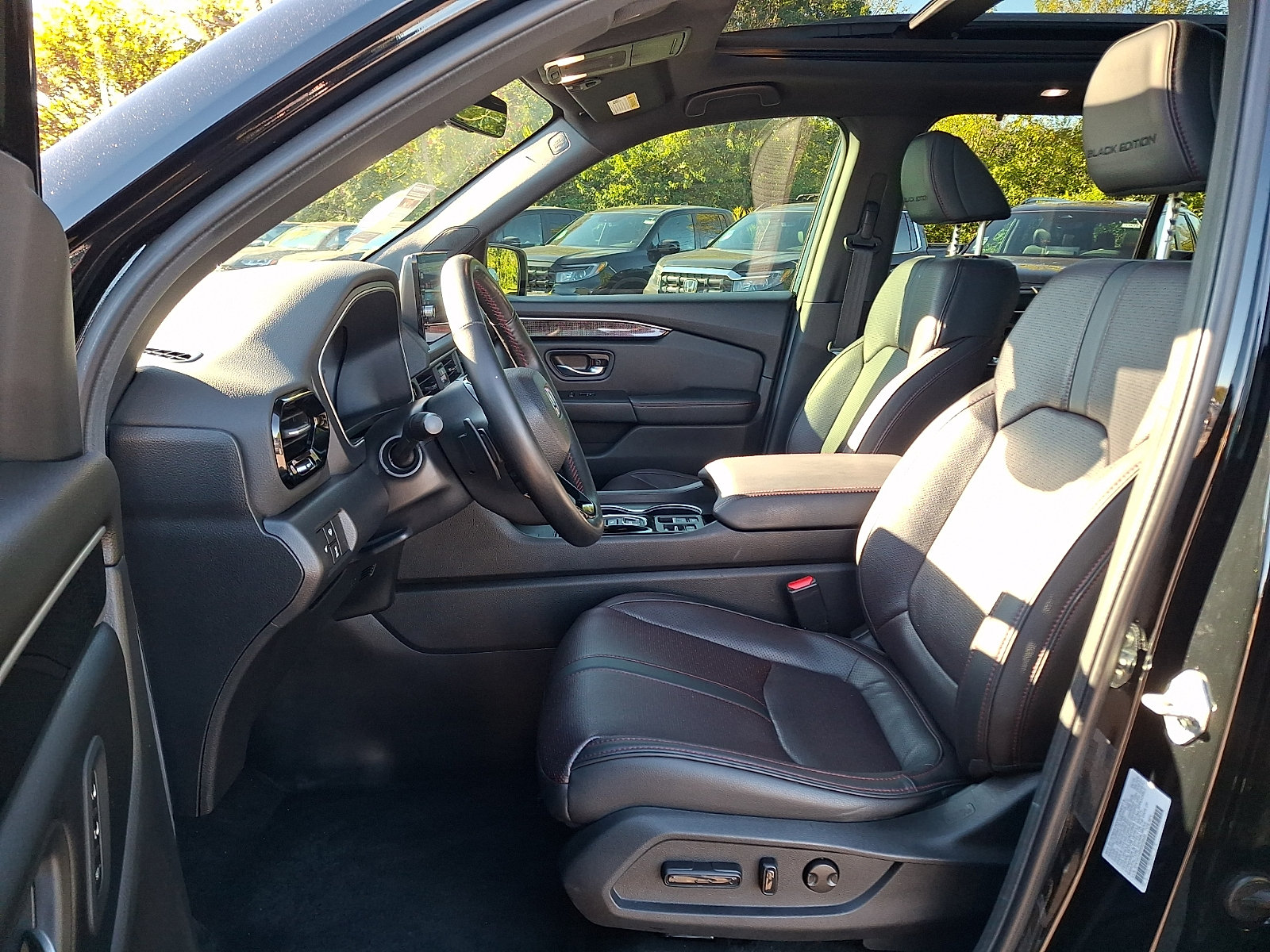 Used 2025 Honda Pilot Black Edition image 13