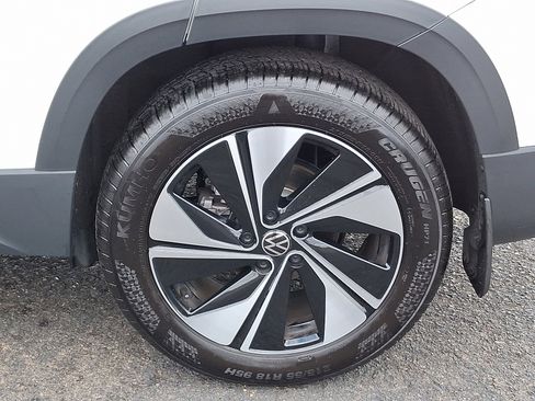 Used 2025 Volkswagen Taos SE image 27