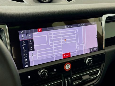 Certified 2025 Porsche Macan image 20