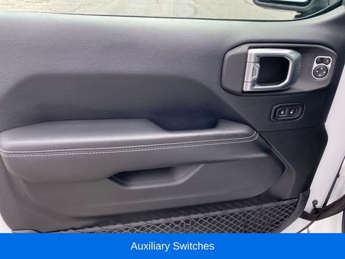 Used 2018 Jeep Wrangler Unlimited Sahara AWD/4WD image 16