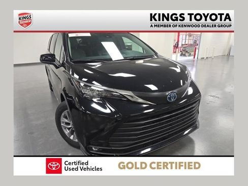 Certified 2025 Toyota Sienna XLE AWD/4WD image 1