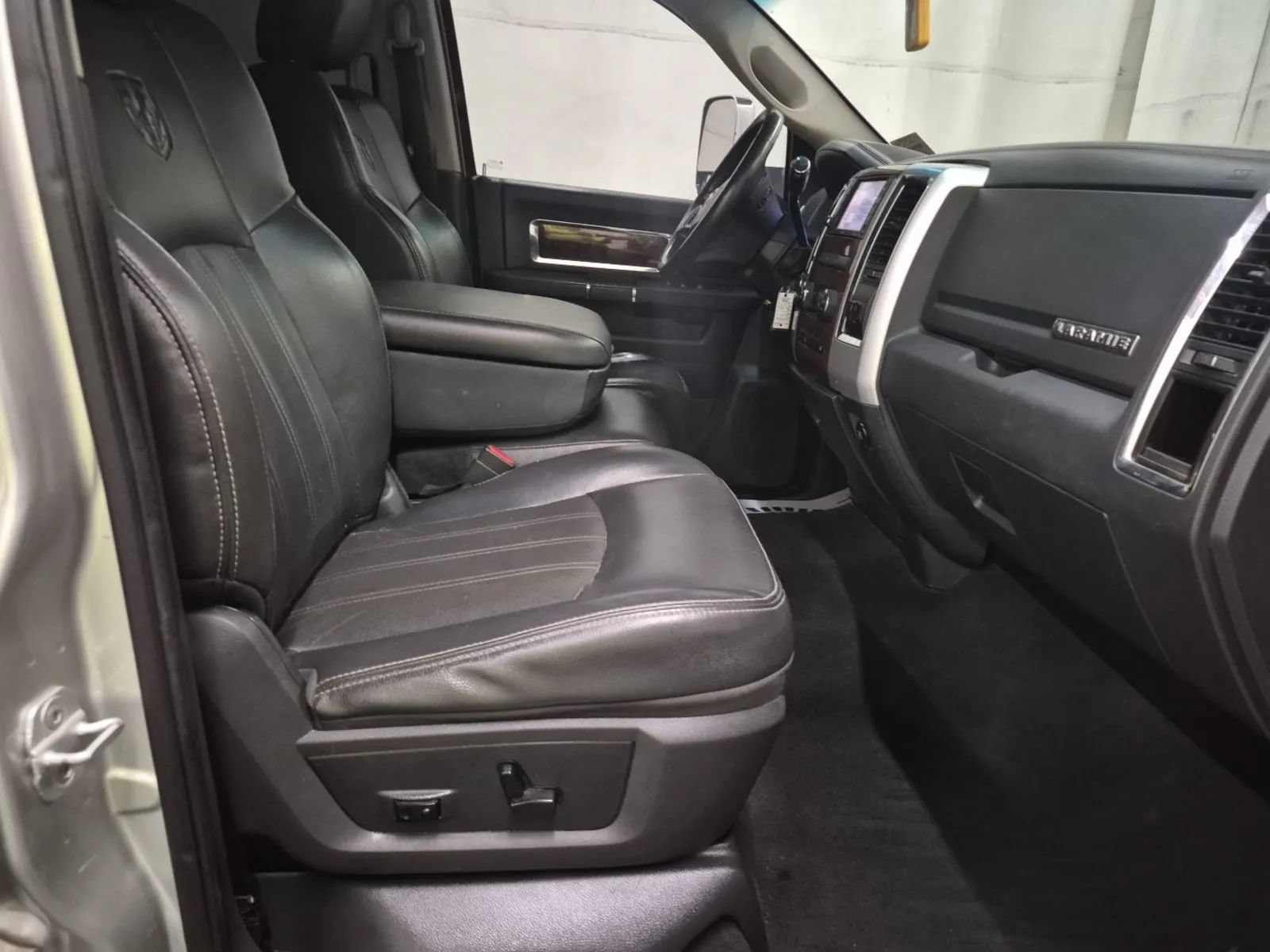 Used 2012 RAM 3500 Laramie w/ Cold Weather Group AWD/4WD image 4
