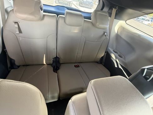 Used 2023 Toyota Sienna XLE FWD image 5