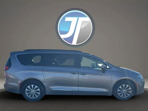 Used 2017 Chrysler Pacifica Touring-L image 4