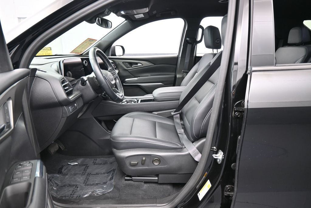 Used 2024 Chevrolet Traverse LT w/ Midnight/Sport Edition FWD image 11