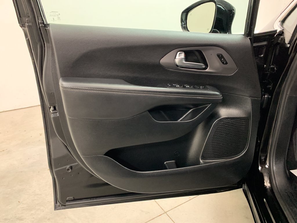 Used 2026 Chrysler Pacifica Select FWD image 17