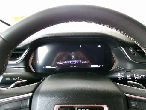 Used 2023 Jeep Grand Cherokee L Laredo image 8