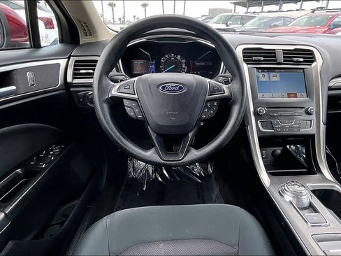 Used 2017 Ford Fusion SE w/ Fusion SE Technology Package FWD image 7