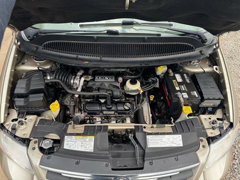 Used 2006 Chrysler Town & Country Touring image 5