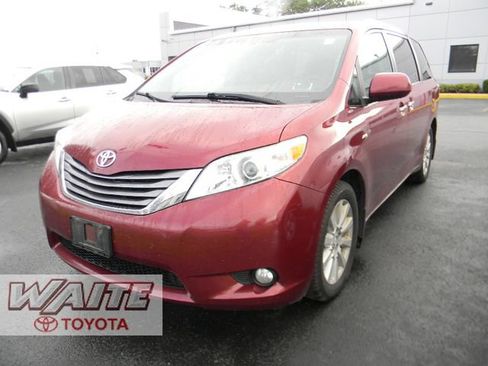 Used 2017 Toyota Sienna XLE w/ XLE Navigation Package AWD/4WD image 5