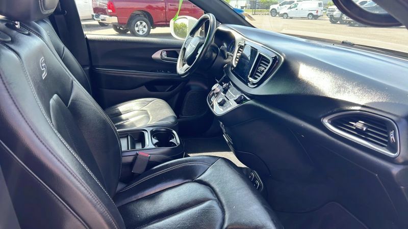 Used 2019 Chrysler Pacifica Touring-L w/ S Appearance Package FWD image 5