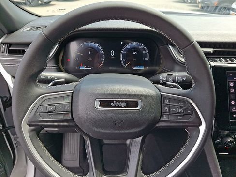Certified 2025 Jeep Grand Cherokee Laredo AWD/4WD image 18