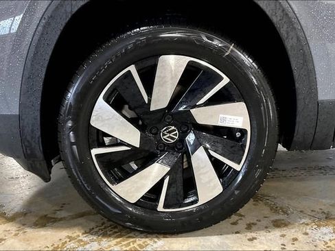 New 2025 Volkswagen Atlas Cross Sport SE image 13