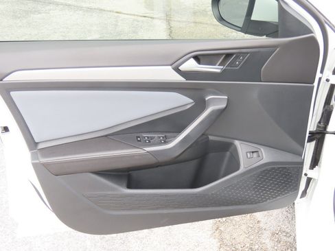 Used 2025 Volkswagen Jetta SE FWD image 24