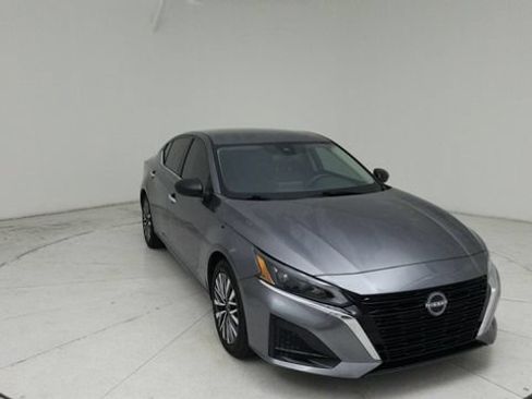 Used 2024 Nissan Altima 2.5 SV FWD image 8