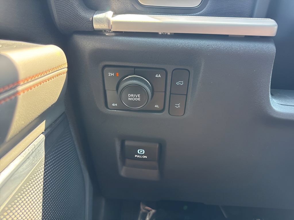 Used 2025 Ford Expedition Active AWD/4WD image 18