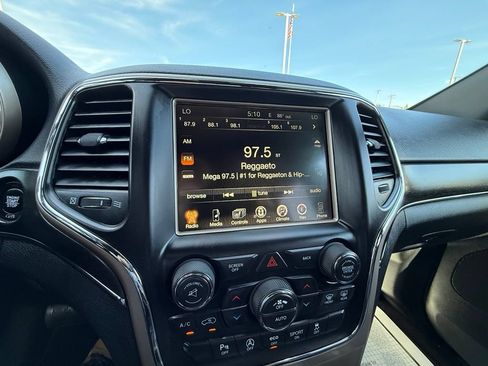 Used 2017 Jeep Grand Cherokee Limited w/ Luxury Group II AWD/4WD image 16