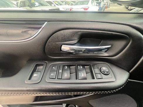 Used 2017 Dodge Grand Caravan SXT w/ Driver Convenience Group FWD image 12