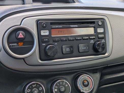 Used 2012 Toyota Yaris L image 27