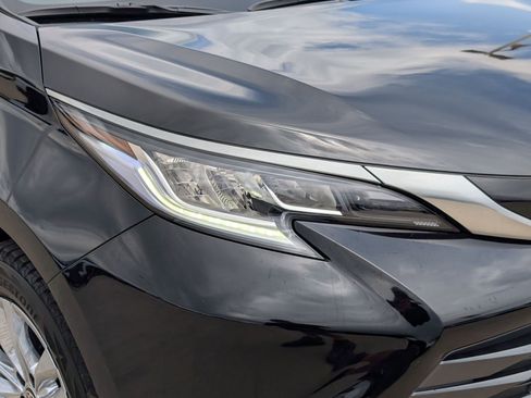 Used 2025 Toyota Sienna Limited AWD/4WD image 11