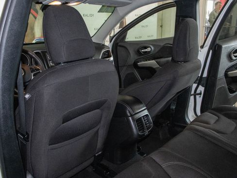 Used 2021 Jeep Cherokee Latitude image 9