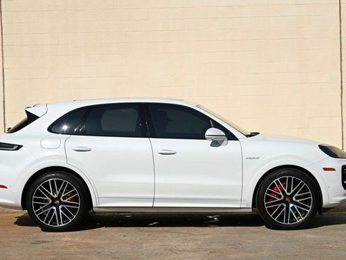 Used 2024 Porsche Cayenne Turbo AWD/4WD image 62