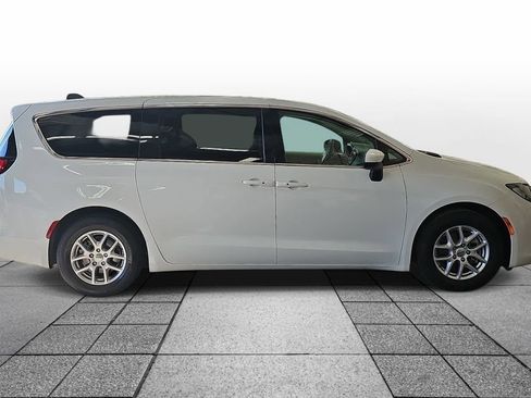 Used 2023 Chrysler Voyager LX FWD image 4