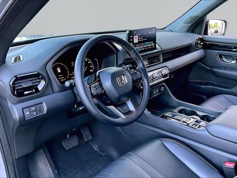 Used 2023 Honda Pilot TrailSport image 14