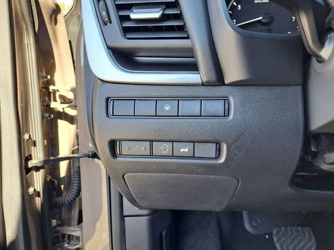 Used 2025 Nissan Rogue SV w/ SV Premium Package image 30