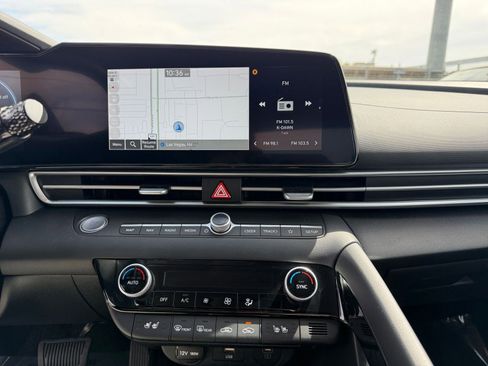 Used 2025 Hyundai Elantra Limited image 17