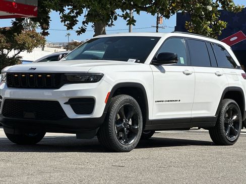 Used 2022 Jeep Grand Cherokee Altitude AWD/4WD image 8
