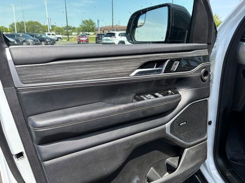 Used 2024 Jeep Wagoneer L Series II w/ Flexible Seating Group AWD/4WD image 15