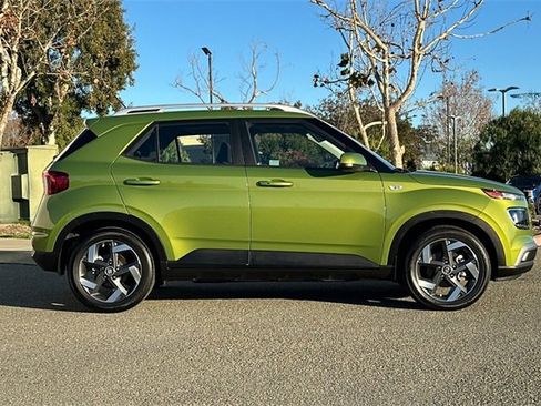 Used 2024 Hyundai Venue SEL image 3