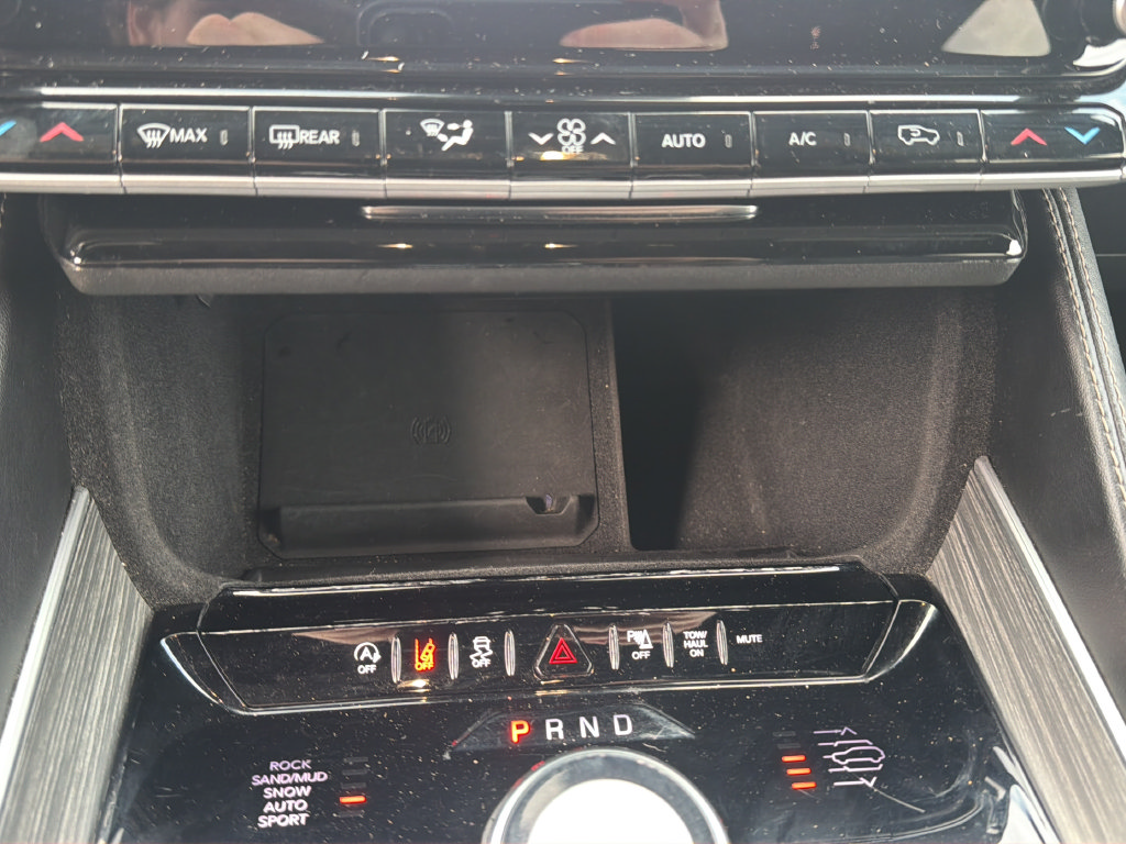 Used 2024 Jeep Wagoneer L Series III AWD/4WD image 39