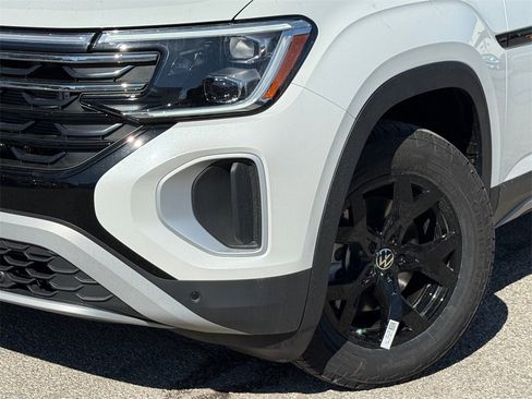 New 2026 Volkswagen Atlas Peak Edition image 2