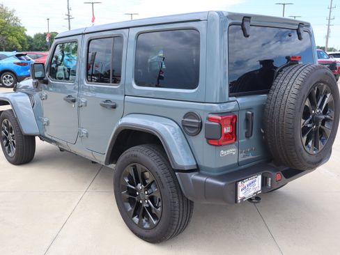 Used 2025 Jeep Wrangler Unlimited Sahara w/ Safety Group AWD/4WD image 7
