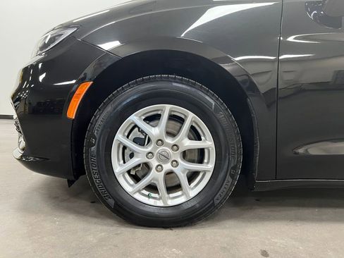Used 2022 Chrysler Pacifica Touring-L image 14