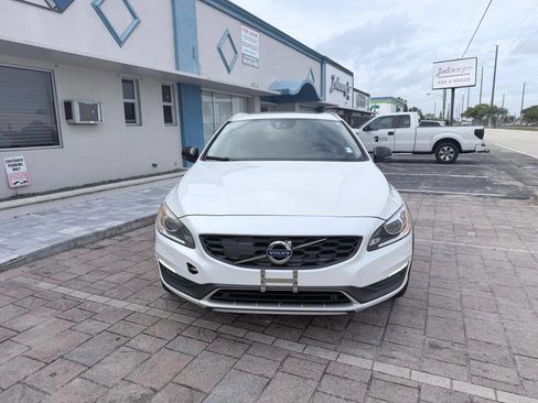 Used 2015 Volvo V60 T5 Cross Country Platinum image 2